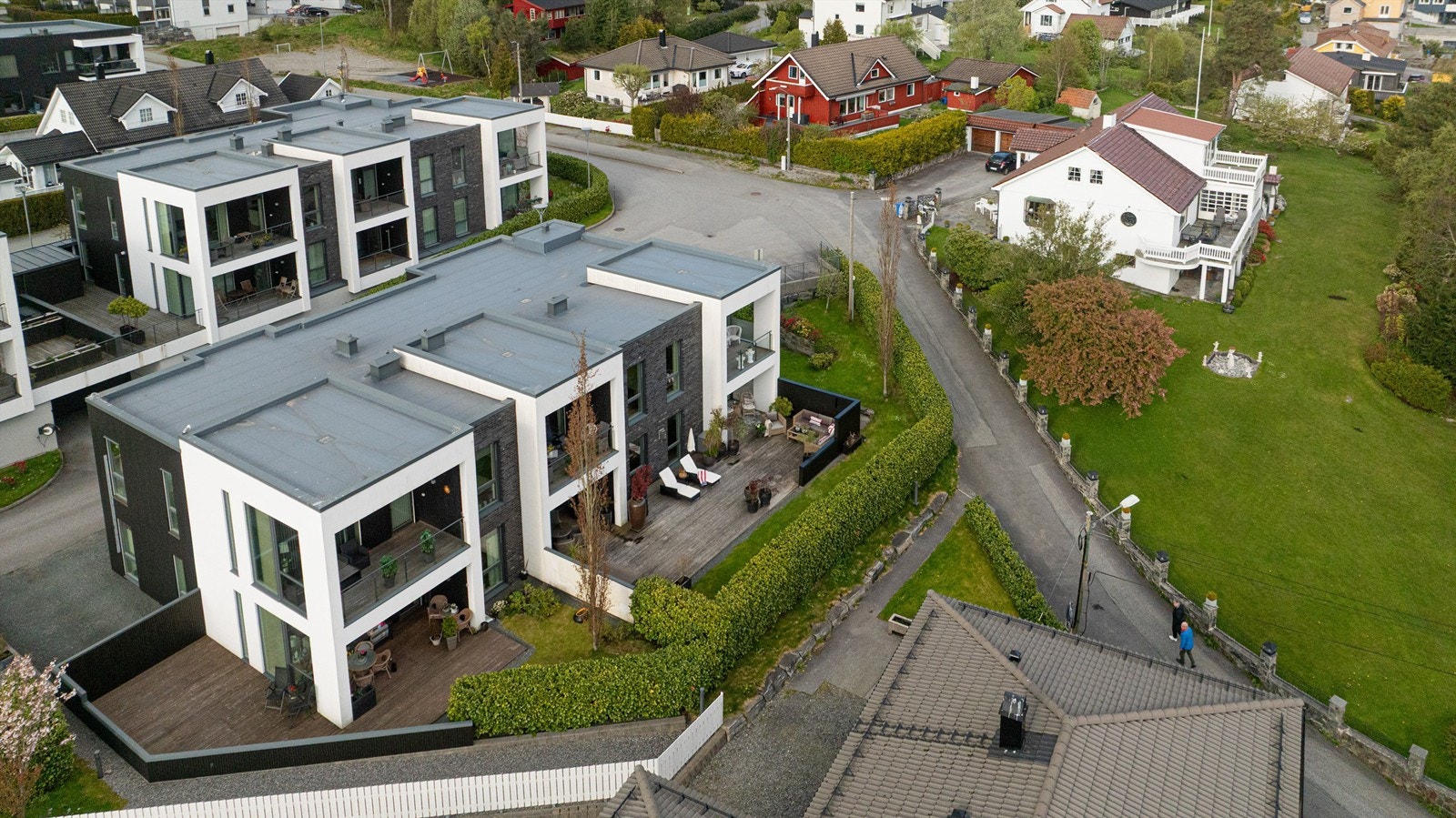 Leiligheten er del av et veldrevet sameiet på totalt 18 leiligheter. Under den bakerste rekken er det etablert garasjekjeller hvor leiligheten disponerer fast parkeringsplass Galleribilde