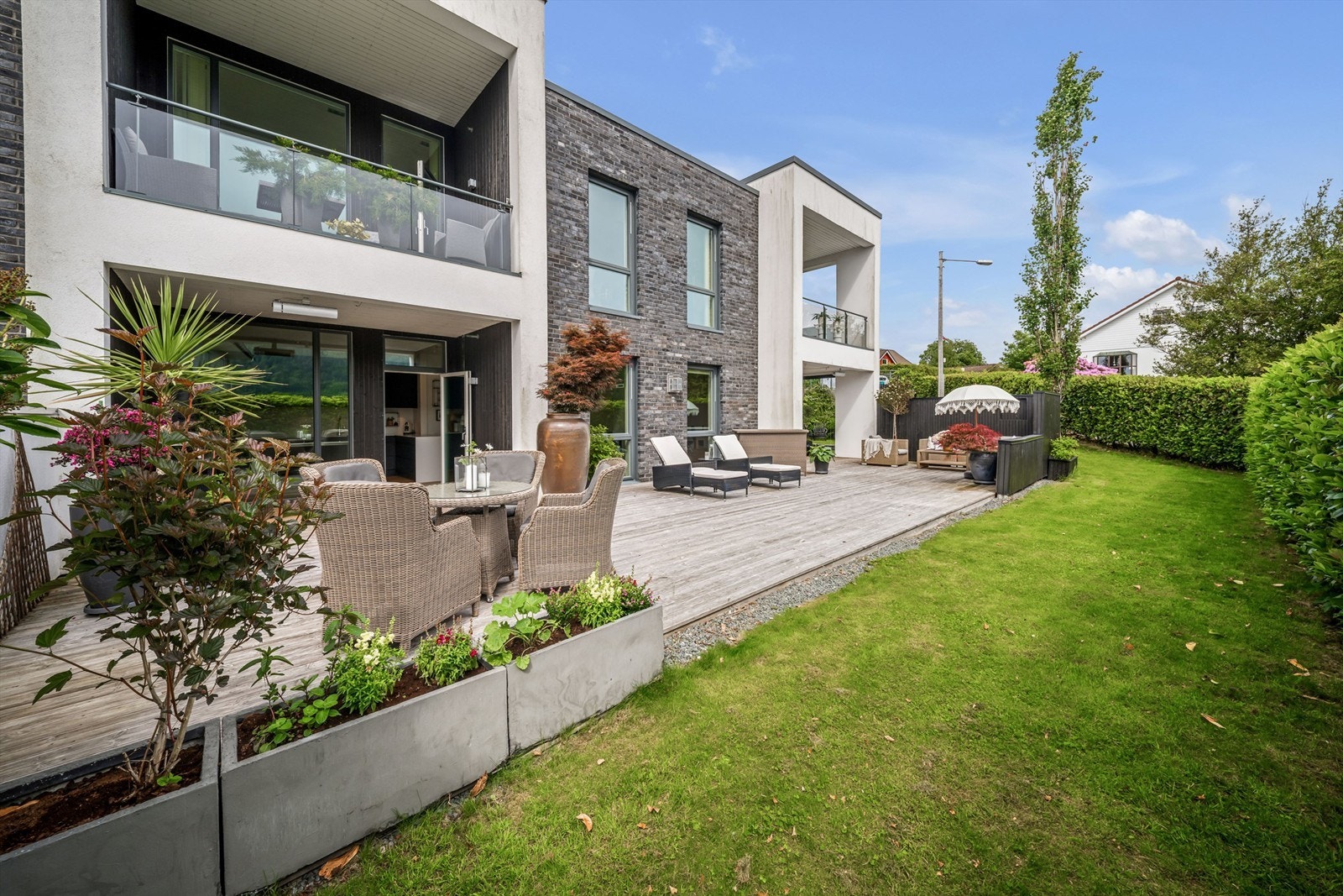 Utendørs er det et herlig, sydvendt terrasseområde på 87m², i tillegg til et mindre og lettstelt hageområde Galleribilde