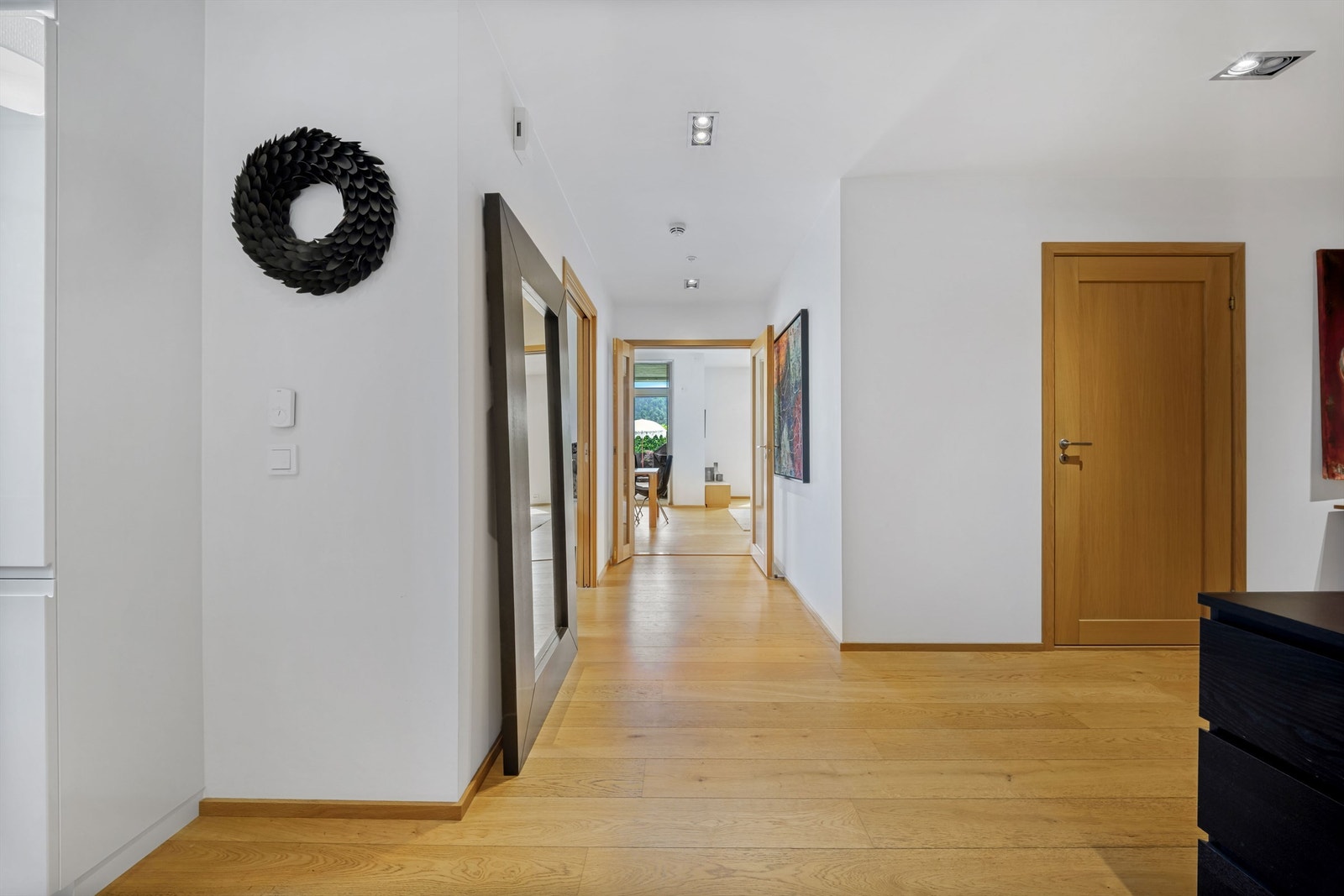 Velkommen inn! En romslig entré er det første som møter deg og gir et godt førsteinntrykk av hva leiligheten har å by på Galleribilde