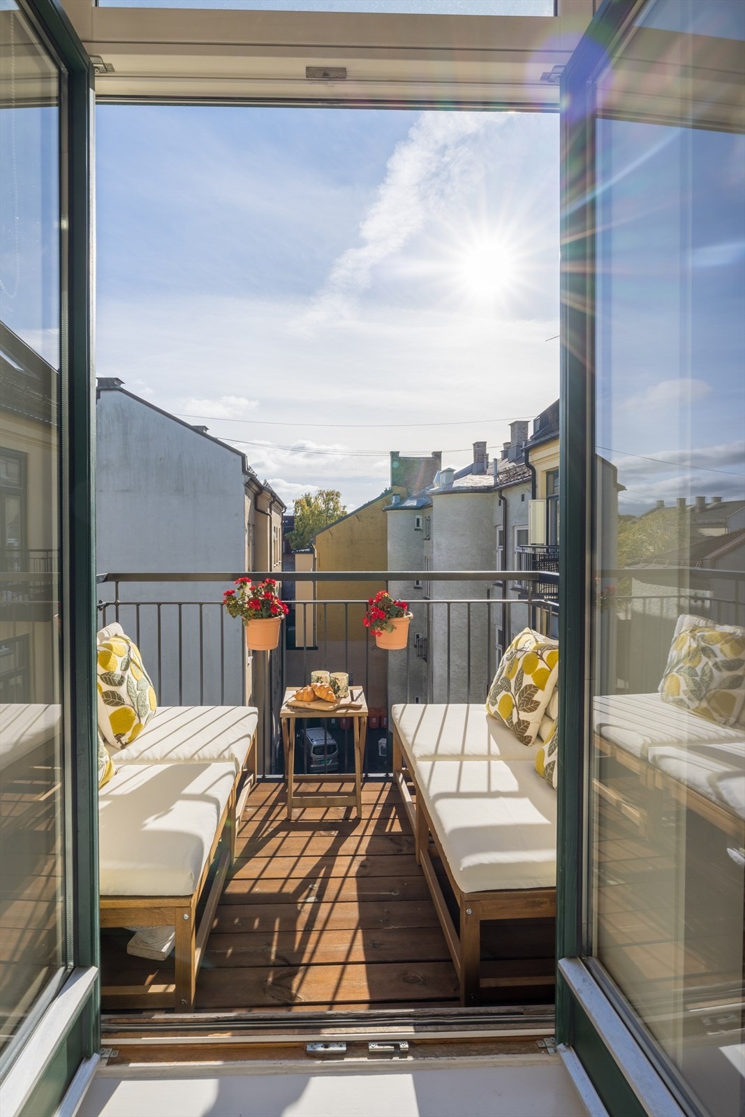 Balkong med utgang fra soverommet, perfekte rammer for rolige stunder i solen. Terrassebord skiftet i 2026 Galleribilde