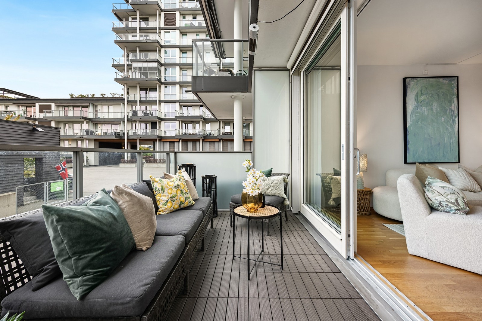 Utgang fra stuen til en vestvendt terrasse med gulvareal på ca. 10,6 kvm. Galleribilde