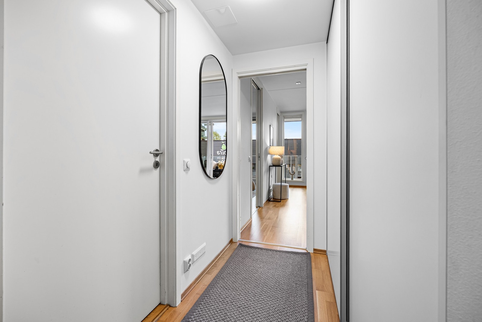 Skyvedørsgarderobe i gang gir rikelig med oppbevaringsmuligheter. For ekstra oppbevaring disponerer leiligheten en bod i samme plan med ett gulvareal på ca. 8,6 m². Galleribilde