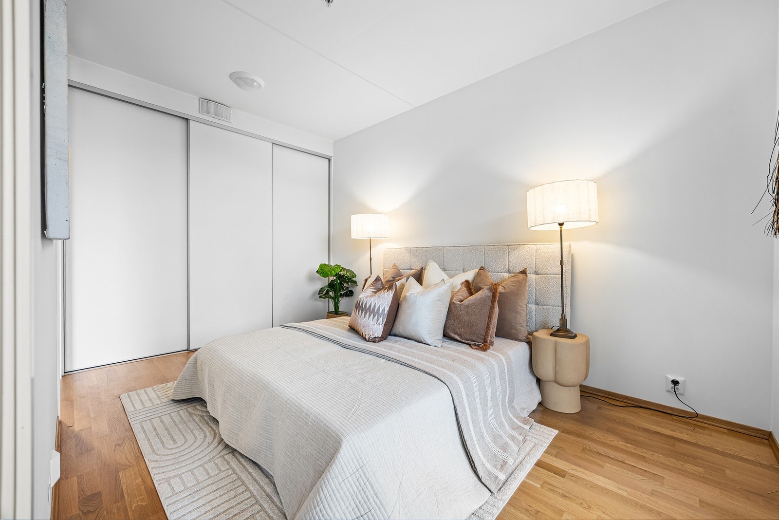 Rommet er utstyrt med skyvedørsgarderobe som gir gode oppbevaringsmuligheter. Galleribilde