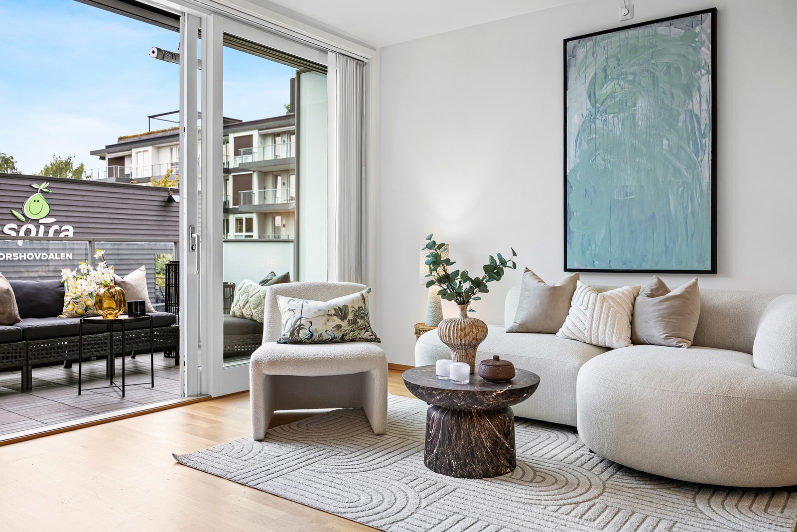 Store vindusflater gir rikelig med naturlig lys inn i stuen. Galleribilde