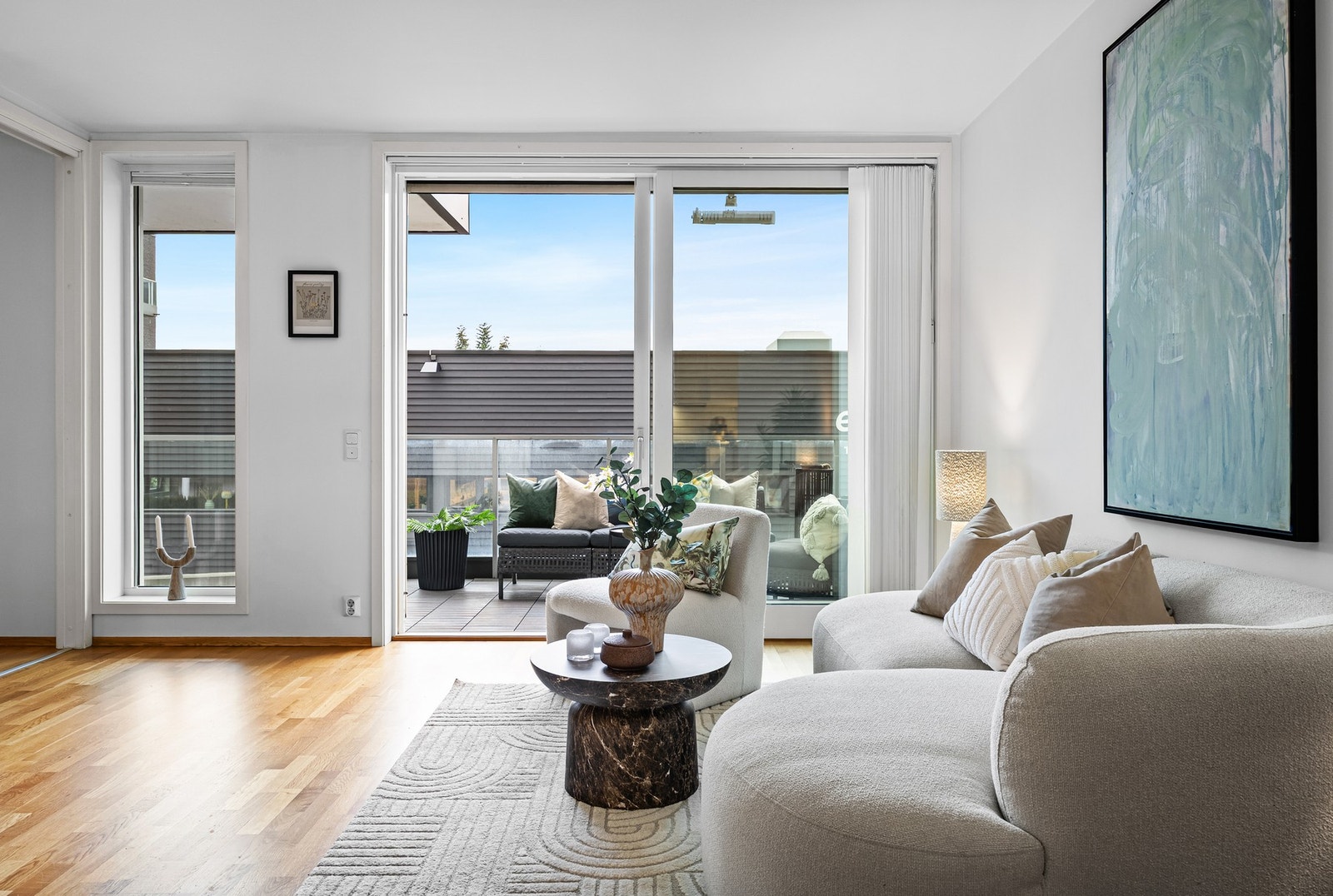En 2-roms leilighet i bygningens 1. etasje med balkong, sentralt
beliggende på toppen av Torshovdalen, bydel Sagene i Oslo. Galleribilde