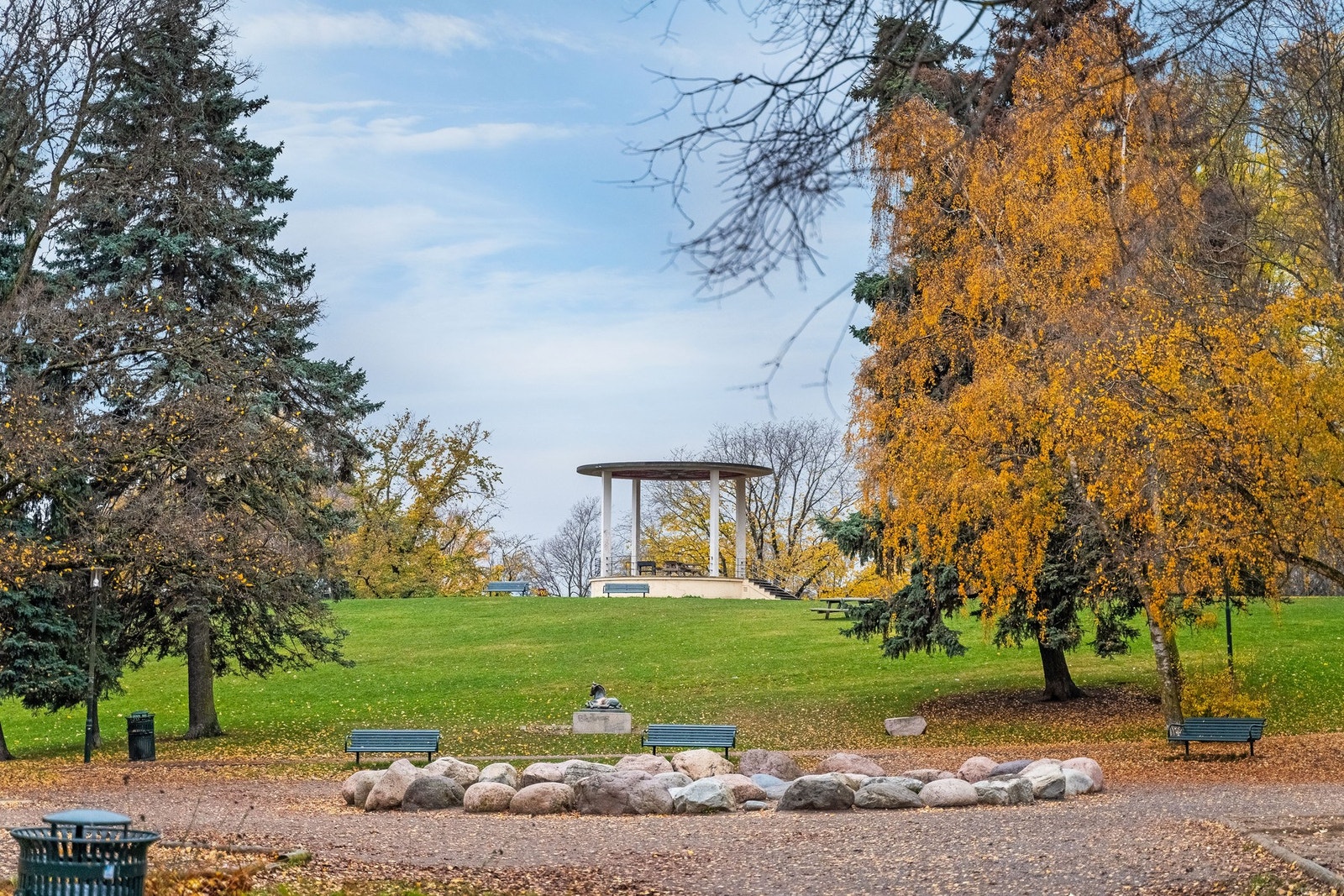 Torshovparken byr på store, grønne områder og fine turmuligheter, med god plass til både aktivitet og avslapping. Her kan du nyte rolige dager ute, samtidig som parken er en naturlig del av nærmiljøet. Galleribilde