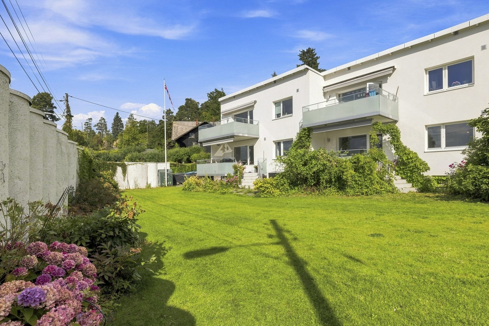 Den parklignende felleshagen er vakkert beplantet og skjermet, og gir beboerne et rolig og grønt uterom. Hagen er forbeholdt eiendommens beboere. Galleribilde