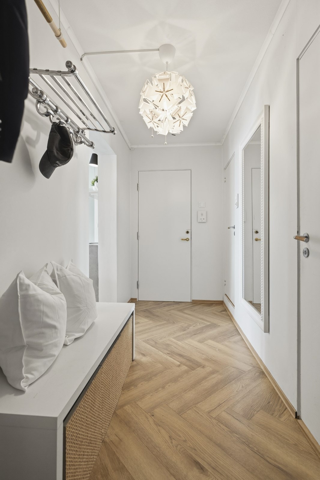 Allerede i entréen får du et godt førsteinntrykk av leilighetens velholdte standard og gjennomtenkte innredning. Galleribilde