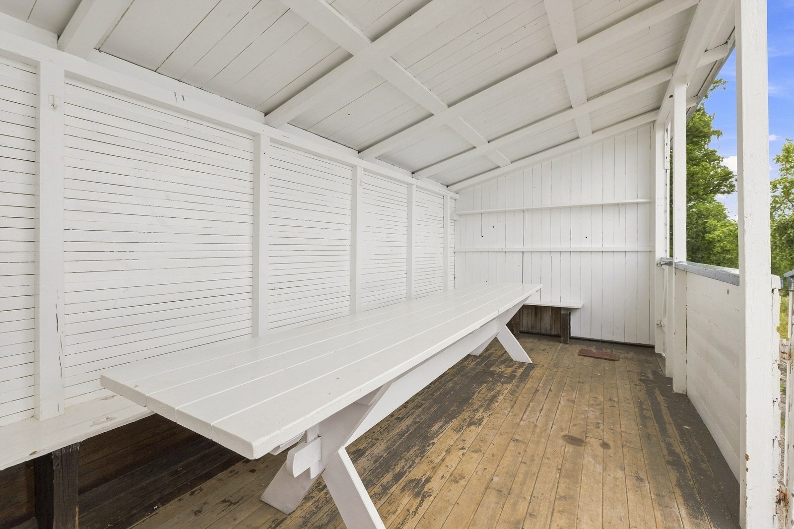 Overbygd spiseplass ved Ljansbadet, et hyggelig sted for lange sommerdager ved fjorden. Galleribilde