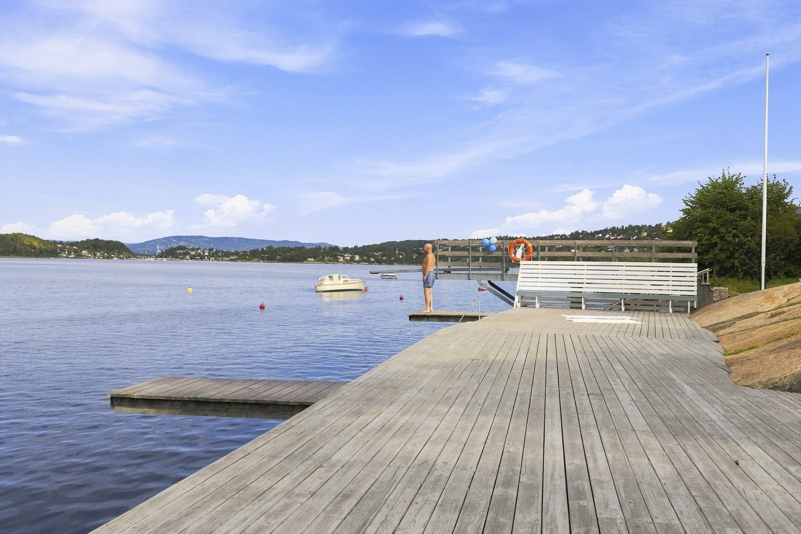 Som medlem av Ljans Vel får du tilgang til Ljansbadet, en privat og idyllisk badeplass ved Oslofjorden med badebrygger, stupebrett, badehus, skifterom, spisekrok, felles grill og gode muligheter for både sommer- og vinterbading. Galleribilde