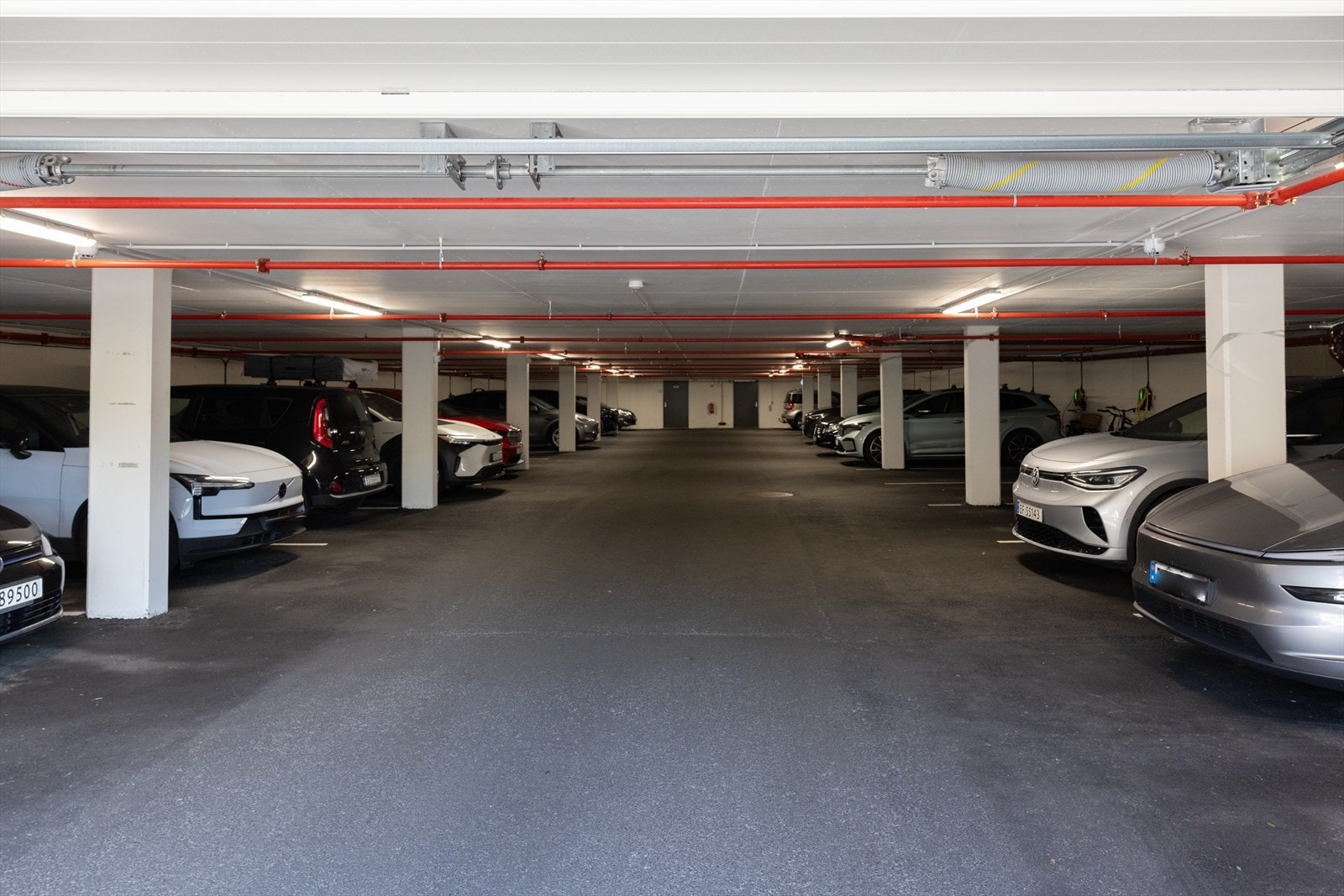 - Her får man med fast parkeringsplass med el-billading i sameiets felles garasjeanlegg - Galleribilde
