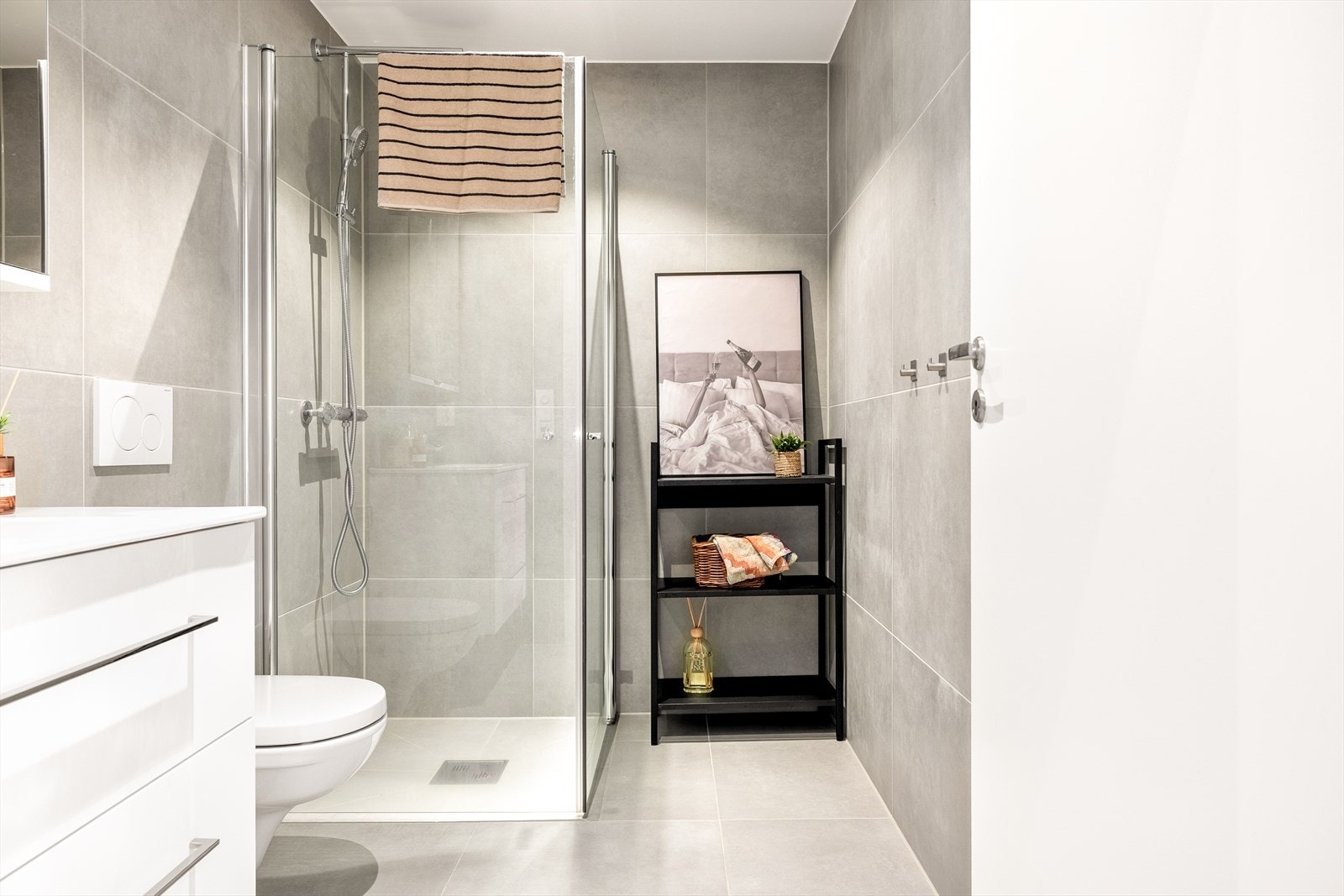 - Boligen byr på to flotte bad, i 2.etasje måler badet 4,4 m² - Galleribilde