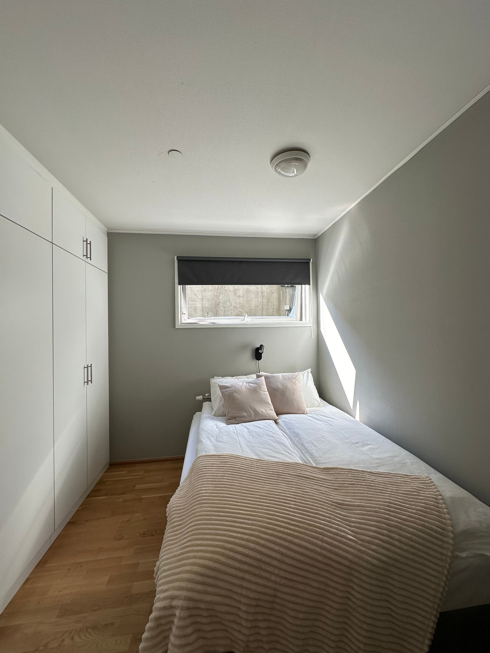 Soverom 2 med plass for dobbeltseng og godt med oppbevaring. Galleribilde