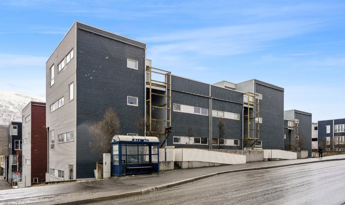Inngang fra øvre side av bygget, med busstopp rett utenfor. Galleribilde