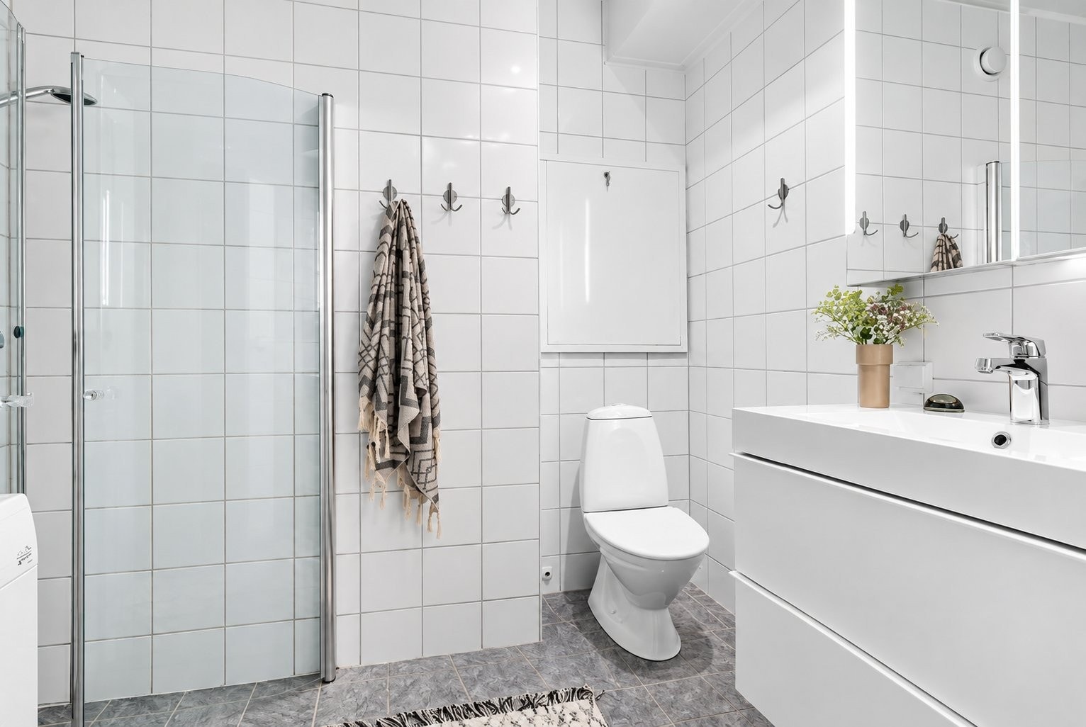 Komplett flislagt bad med varme i gulv og moderne innredning. Galleribilde