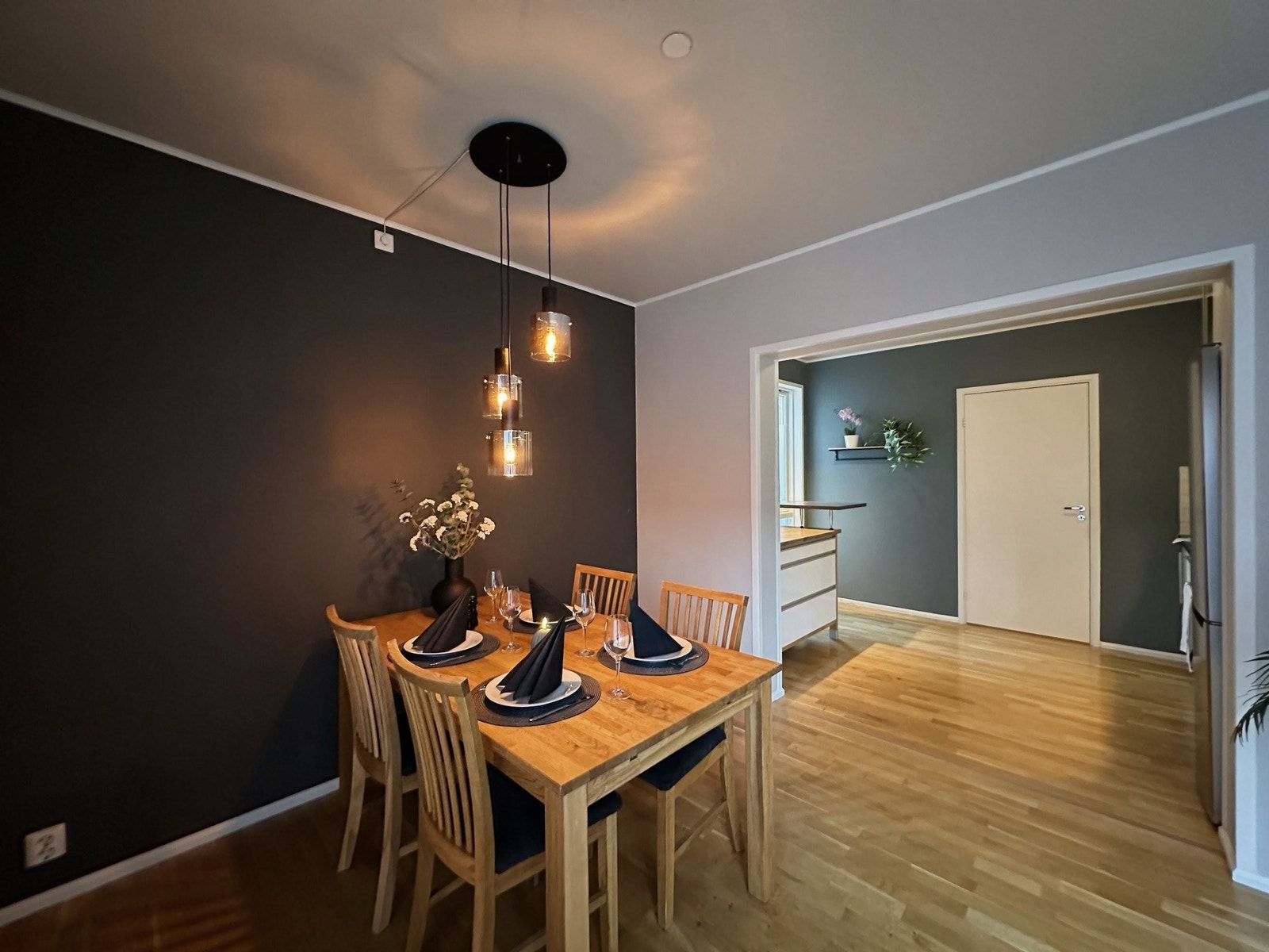 God plass for sittegruppe med delvis åpen løsning inn mot kjøkken. Galleribilde