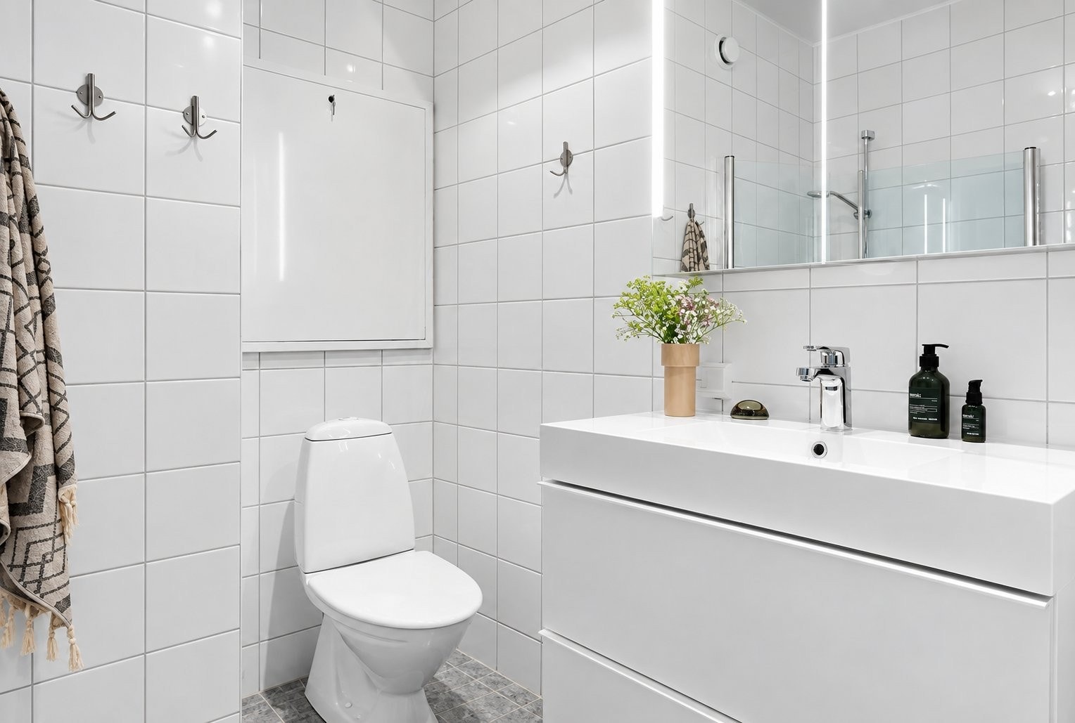 Komplett flislagt bad med varme i gulv og moderne innredning. Galleribilde