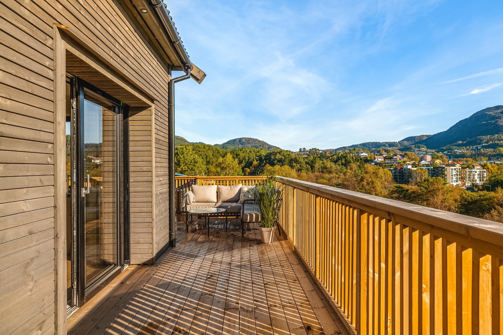 Fra stuen er det utgang til en terrasse på 27,4 kvm Galleribilde