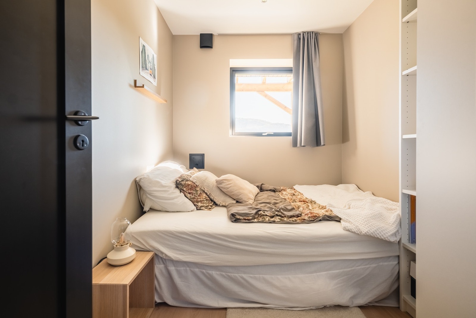Det er plass til seng, nattbord og garderobe Galleribilde