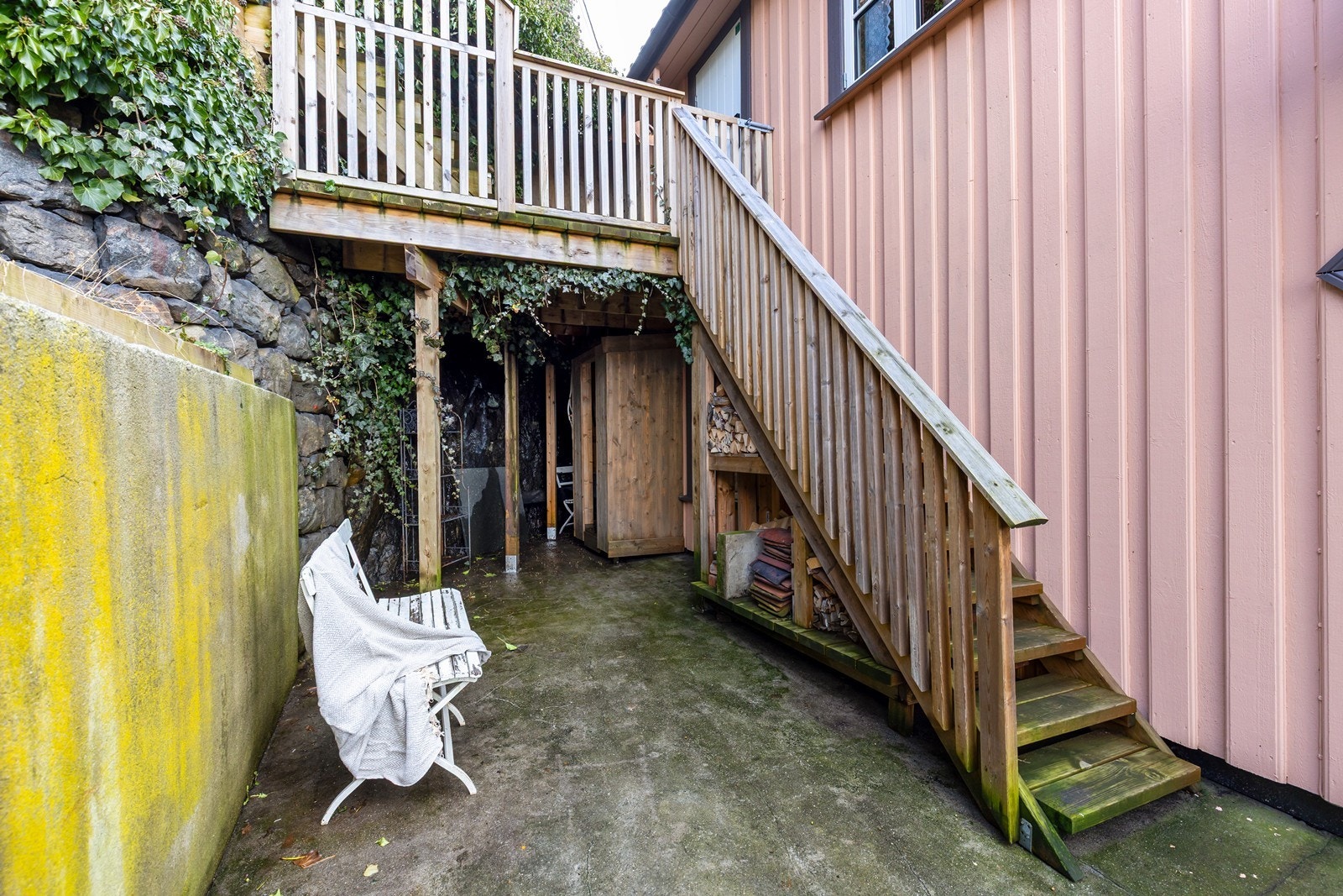 Utleiedelen har en koselig og nyere terrasse i tilknytning til inngangen. Galleribilde