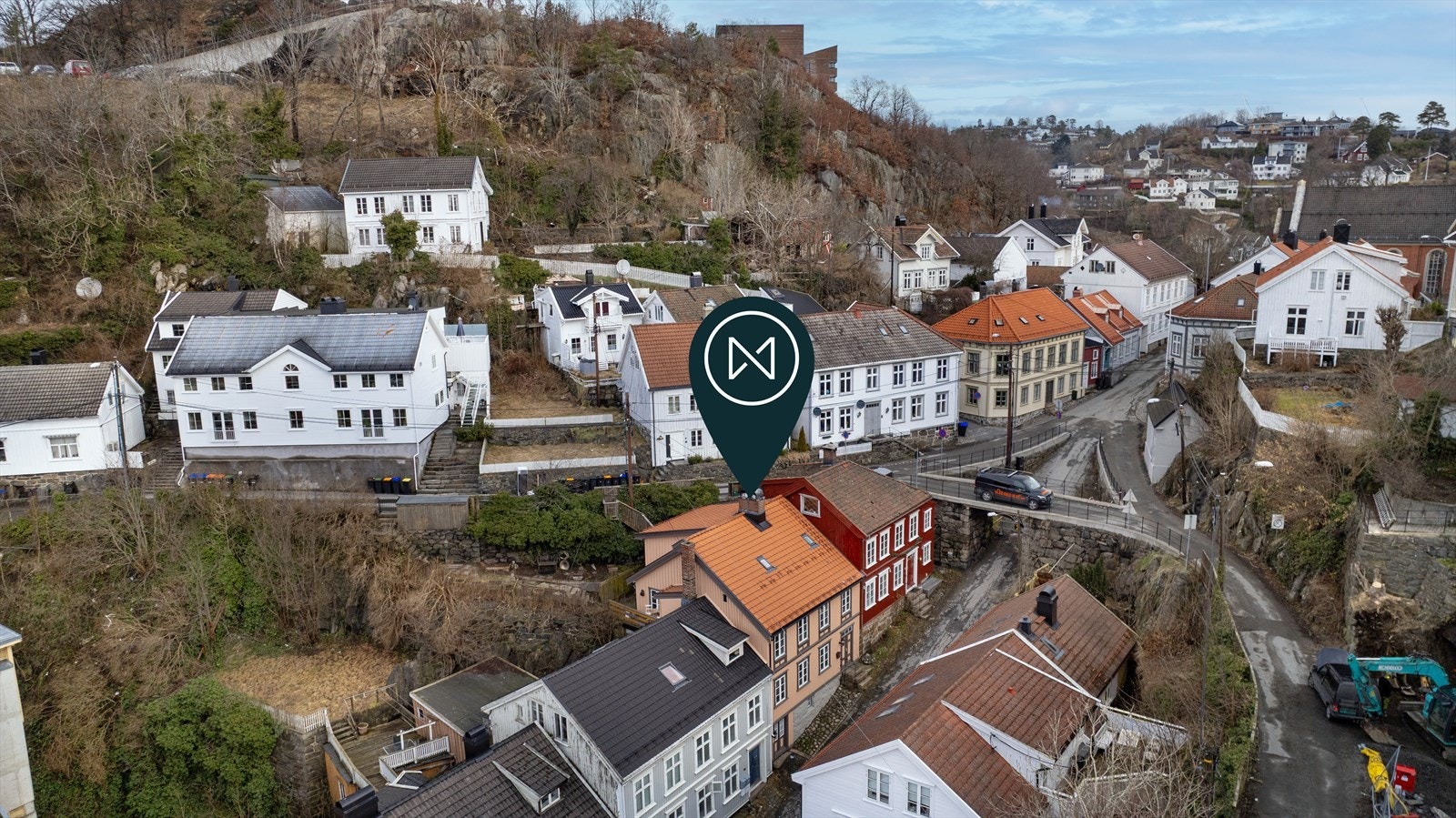 Eiendommen har en høytliggende plassering i øvre del av Bendiksklev, omgitt av koselig og historisk bebyggelse. Galleribilde