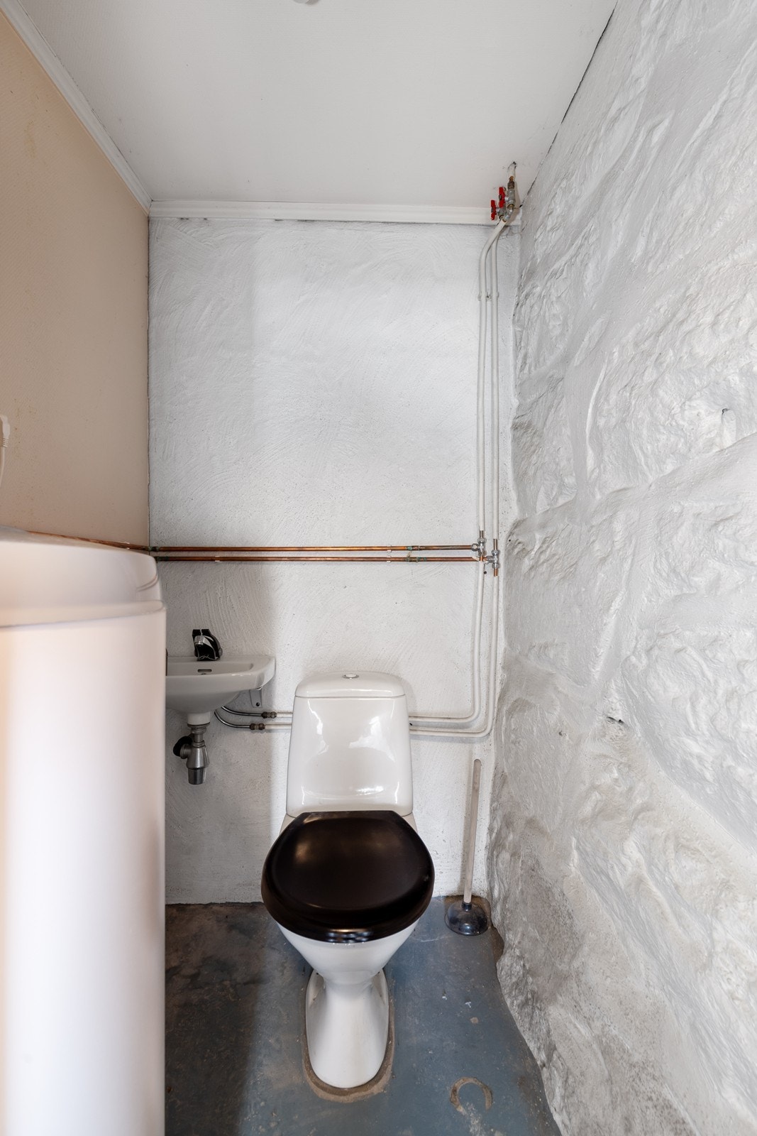 Det er også et toalettrommet med servant og toalett i kjelleren. Galleribilde