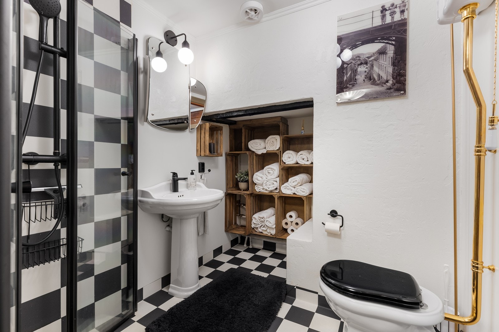 Badet er lyst og innbydende, med servant,dusjhjørne og sjekk ut toalettet - med premium og stilig separat sisterne. Galleribilde