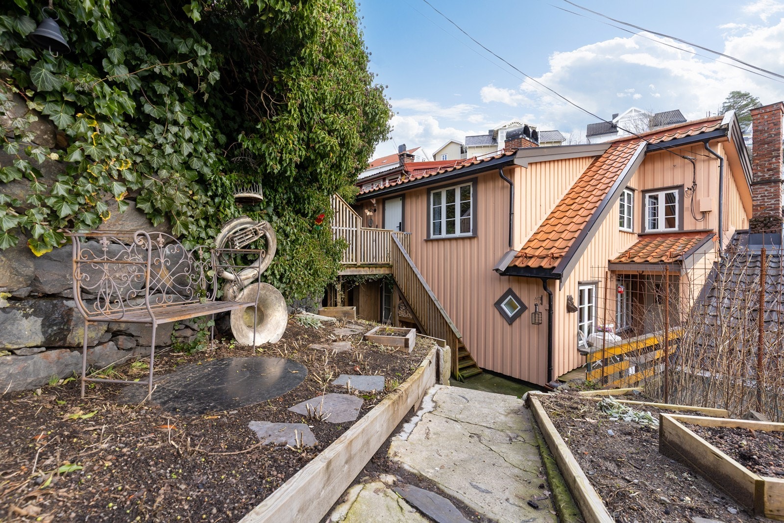 Tomten er pent opparbeidet med flere soner som man tilbaketrukket kan nyte solen. Galleribilde