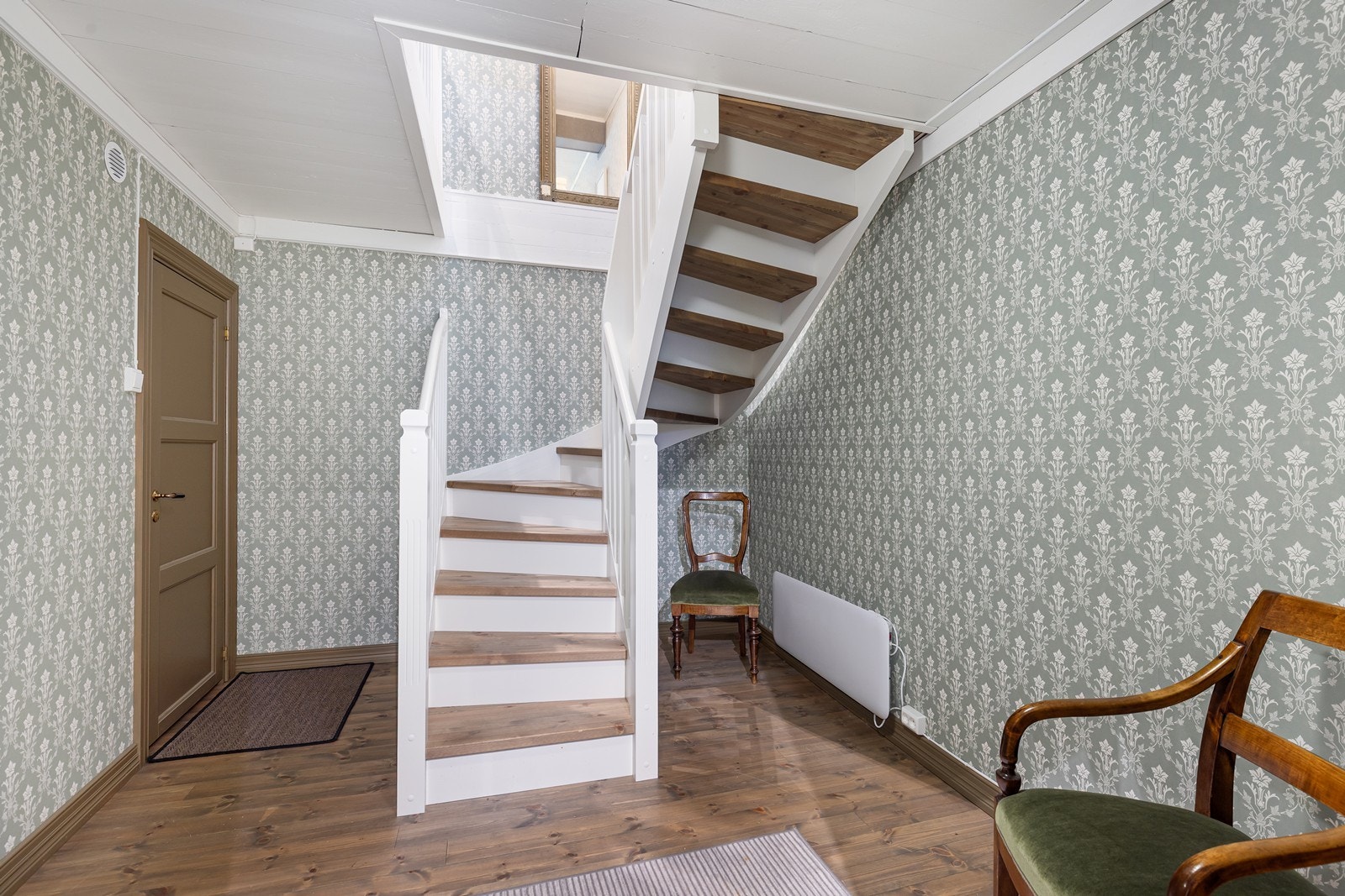 Svingtrappen i tre, med malte vanger og naturtrinn, binder 1. og 2. etasje sammen på en elegant og oversiktlig måte. Trappen tilfører både sjarm og karakter til boligen, samtidig som den skaper en flott overgang mellom etasjene. Galleribilde