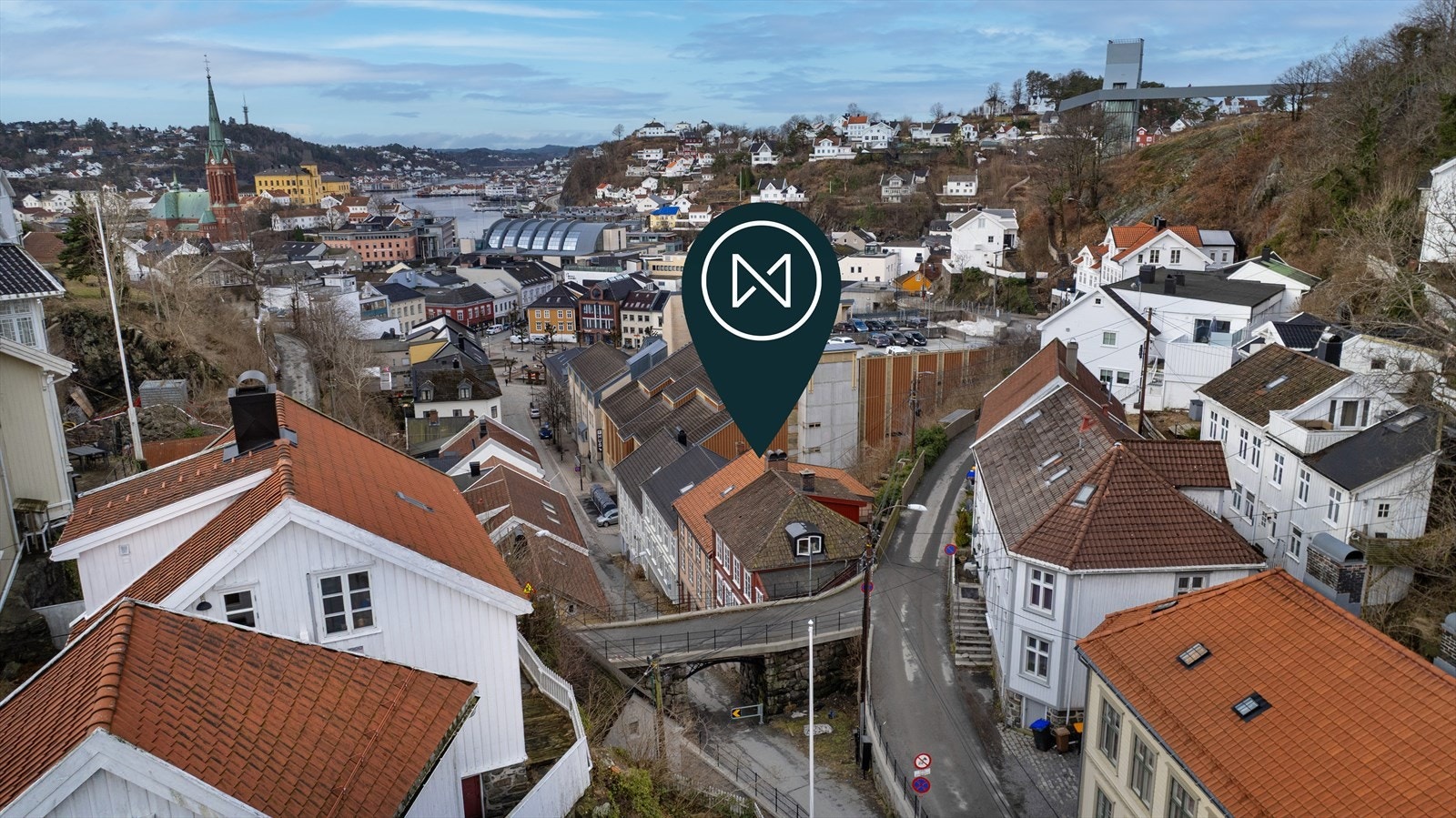 Tilbaketrukket beliggenhet rett ved Arendal torv, skjermet for trafikk og med alt av byens fasiliteter rett utenfor døra. Galleribilde