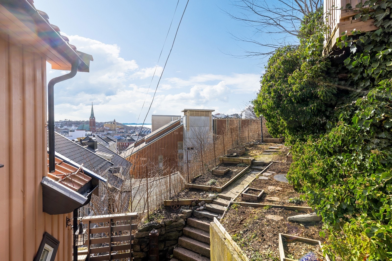 Om kun noen få uker vil hagen spire og blomstre. Pent og opparbeidede uteområdet i rolige omgivelser hvor man kan nyte solen, samtidig som man har utsikt over Arendal by og havgløtt. Galleribilde