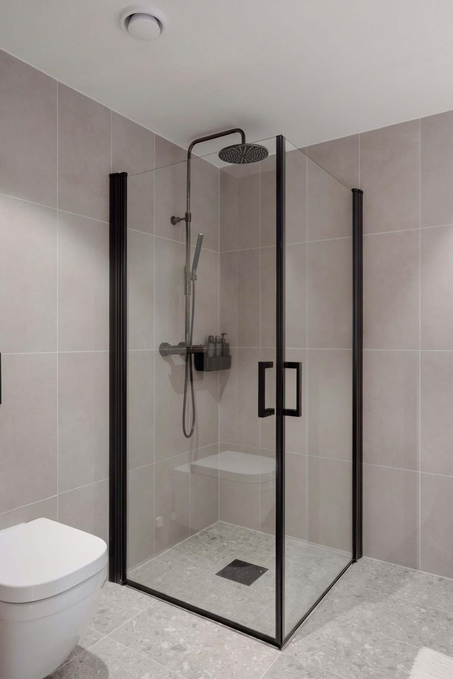 Black chrome dusjarmatur fra Tapwell og sorte dusjdører. Galleribilde