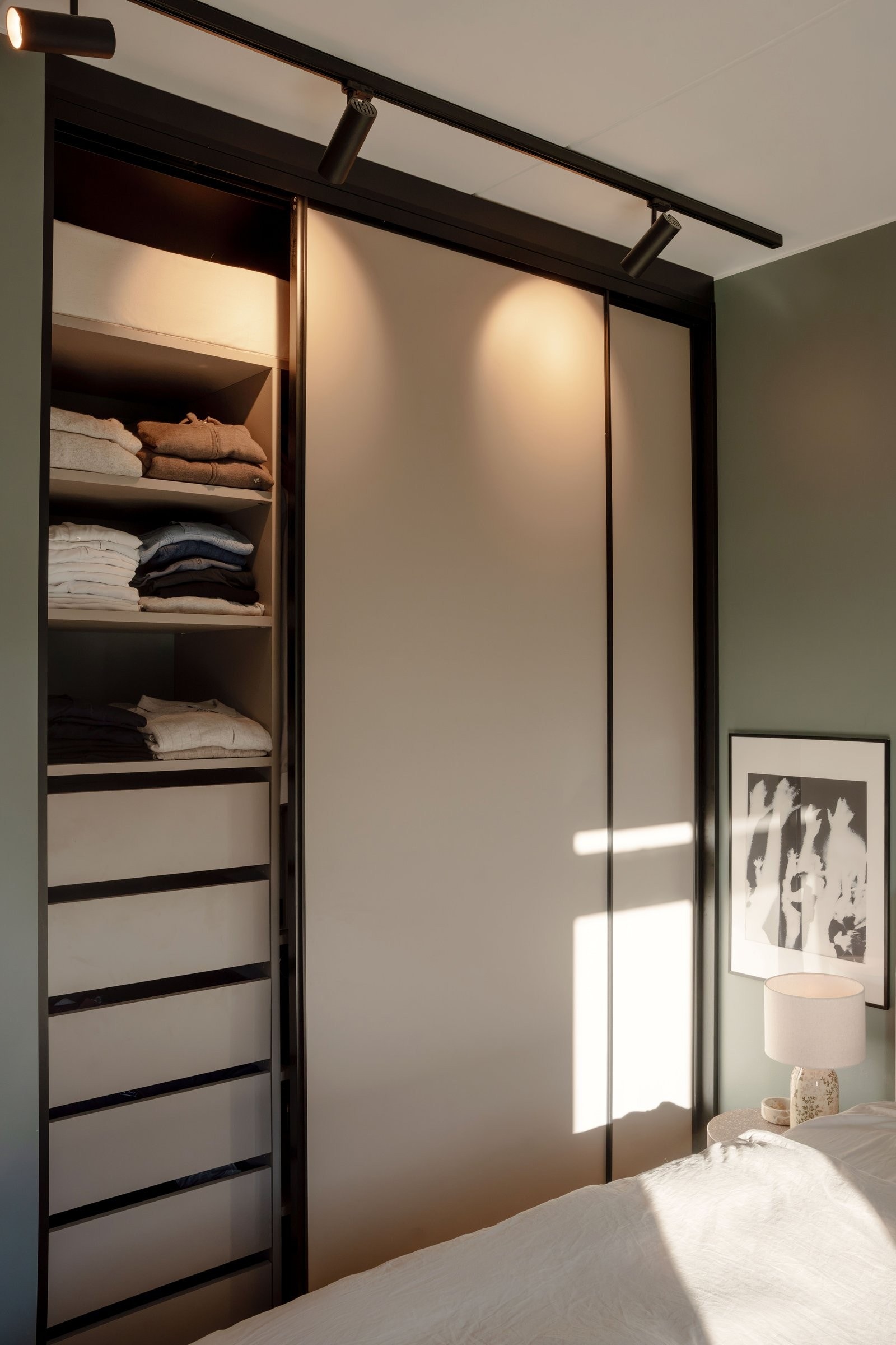 Hovedsoverom med kvalitets skyvedørsgarderobe og innredning fra HTH. Pratisk innredet med både skuffer, hyller og hengemuligheter. Galleribilde