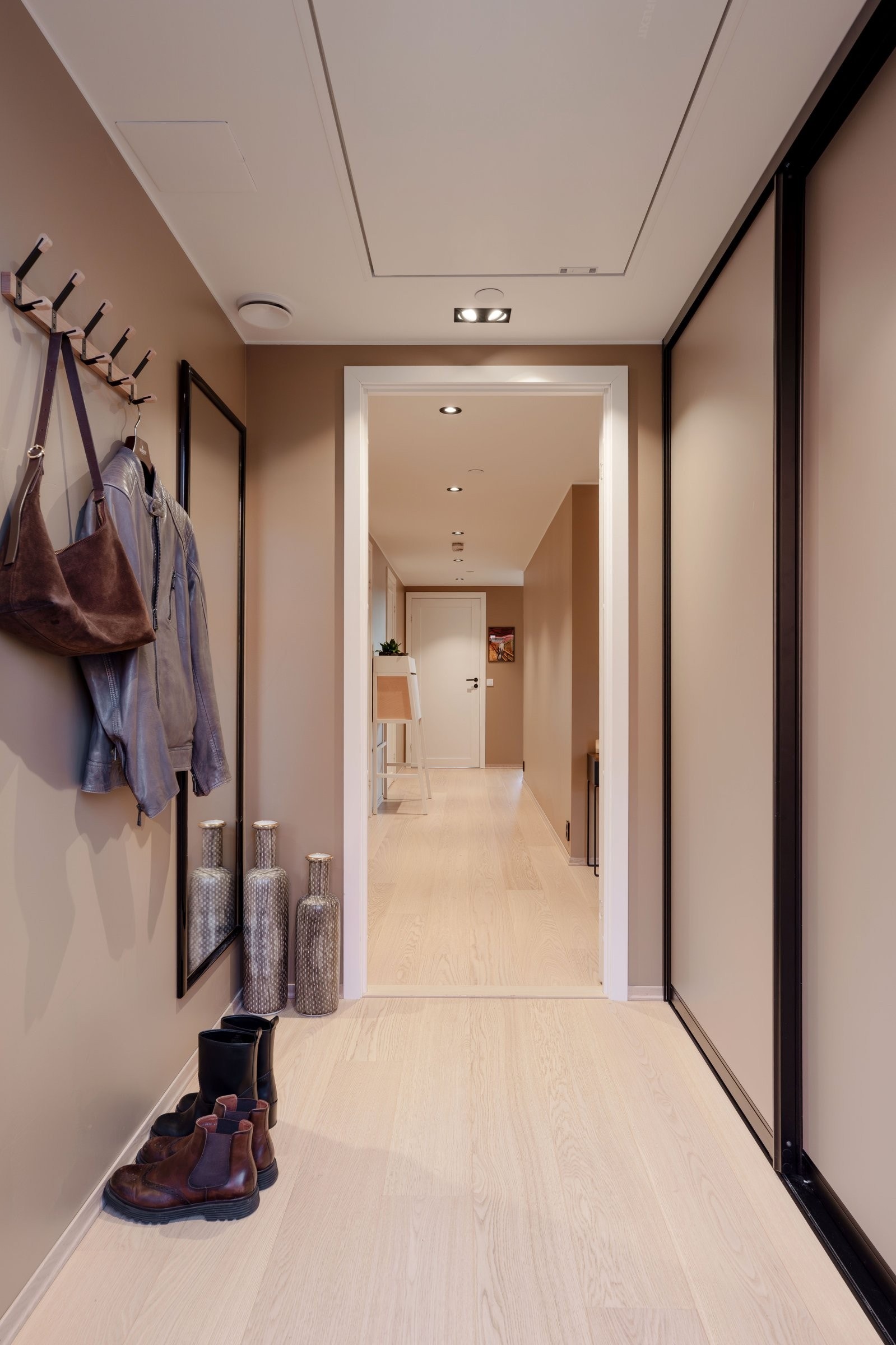 Entré med kvalitets skyvedørsgarderobe fra HTH. Vegghengt porttelefon med video. Galleribilde