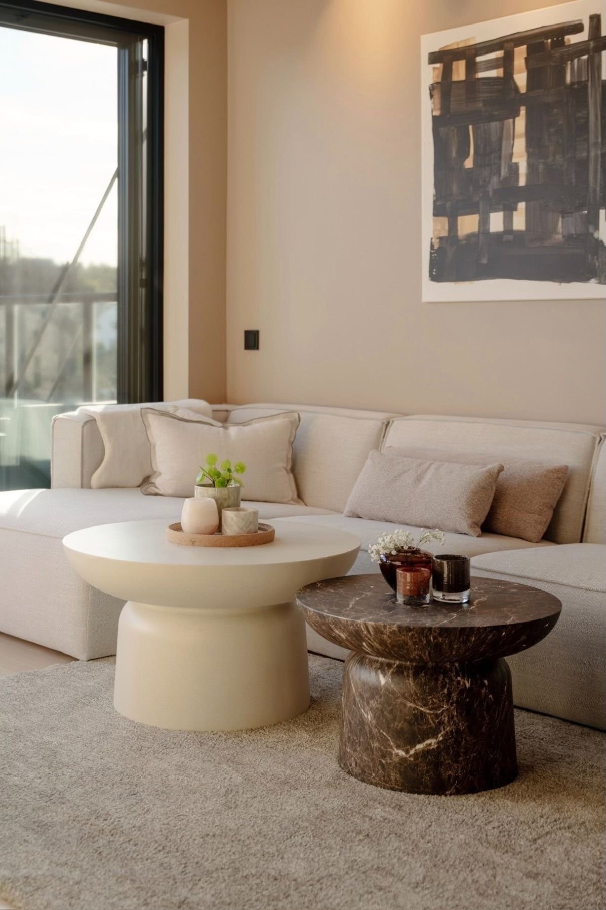 God plass til sofa med sjeselong. Galleribilde
