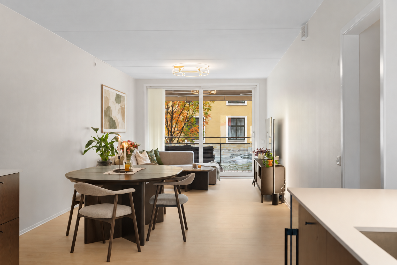 Velkommen inn! Lys og innbydende stue med fleksible innredningsmuligheter. Galleribilde