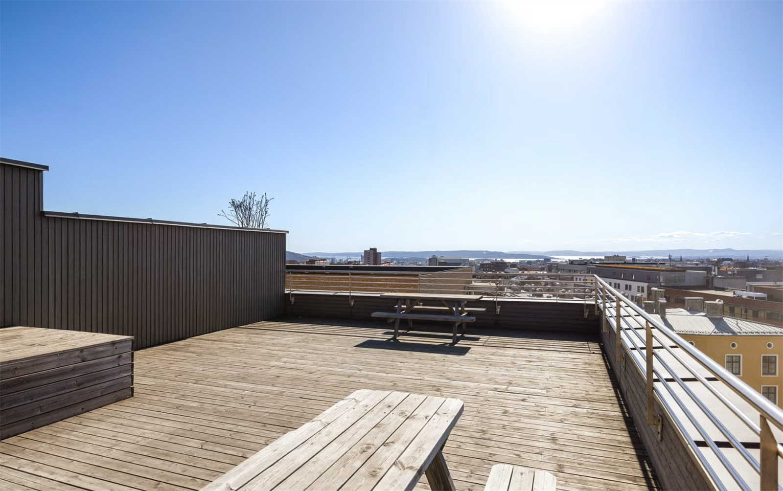 Sameiet har en fantastisk felles takterrasse til glede og nytte for beboerne. Det er heisadkomst til takterrassen. Galleribilde