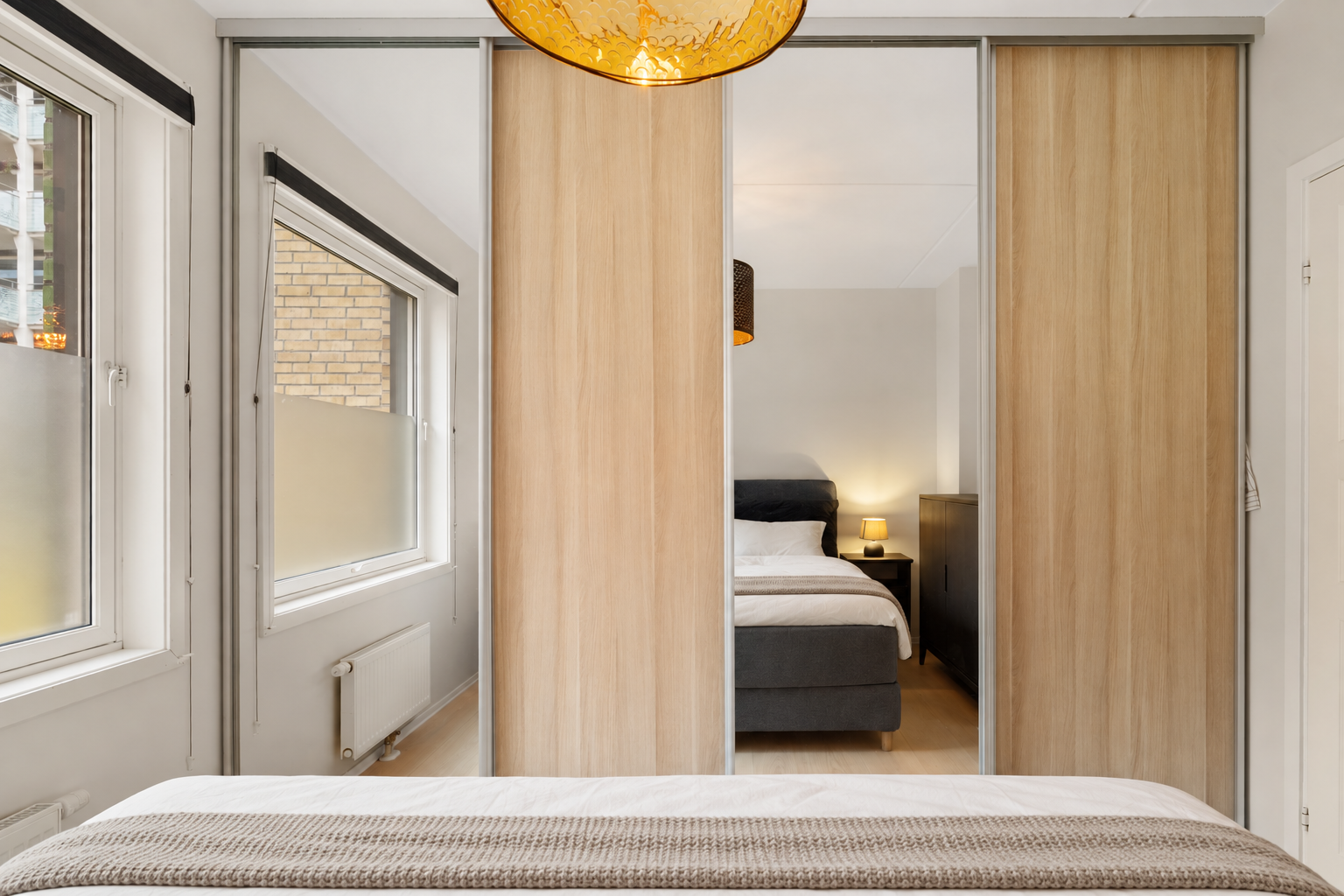 Stor skyvedørsgarderobe med rikelig oppbevaringsplass. Galleribilde