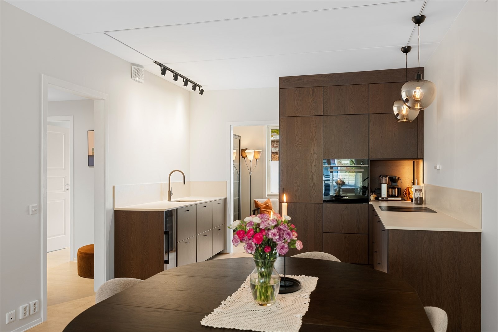 Leiligheten har en innbydende og sosial planløsning som ligger godt til rette for hyggelige sammenkomster med familie og venner. Galleribilde