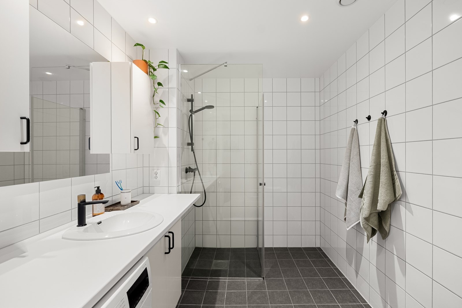 Pent flislagt bad med gulvvarme. Galleribilde