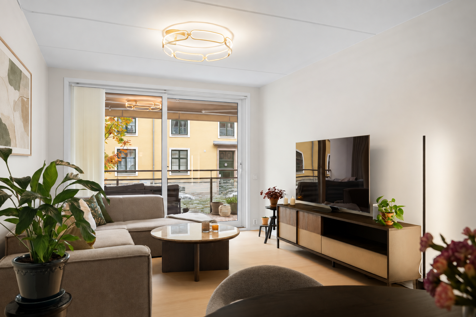 Store vindusflater slipper inn rikelig med naturlig lys. Galleribilde