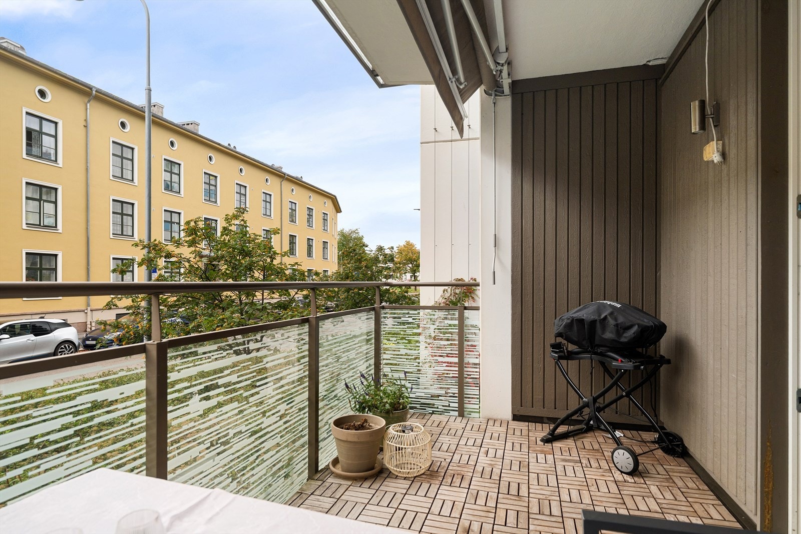 Det er montert praktisk og funksjonell solskjerming. Her kan late sommerdager nytes! Galleribilde