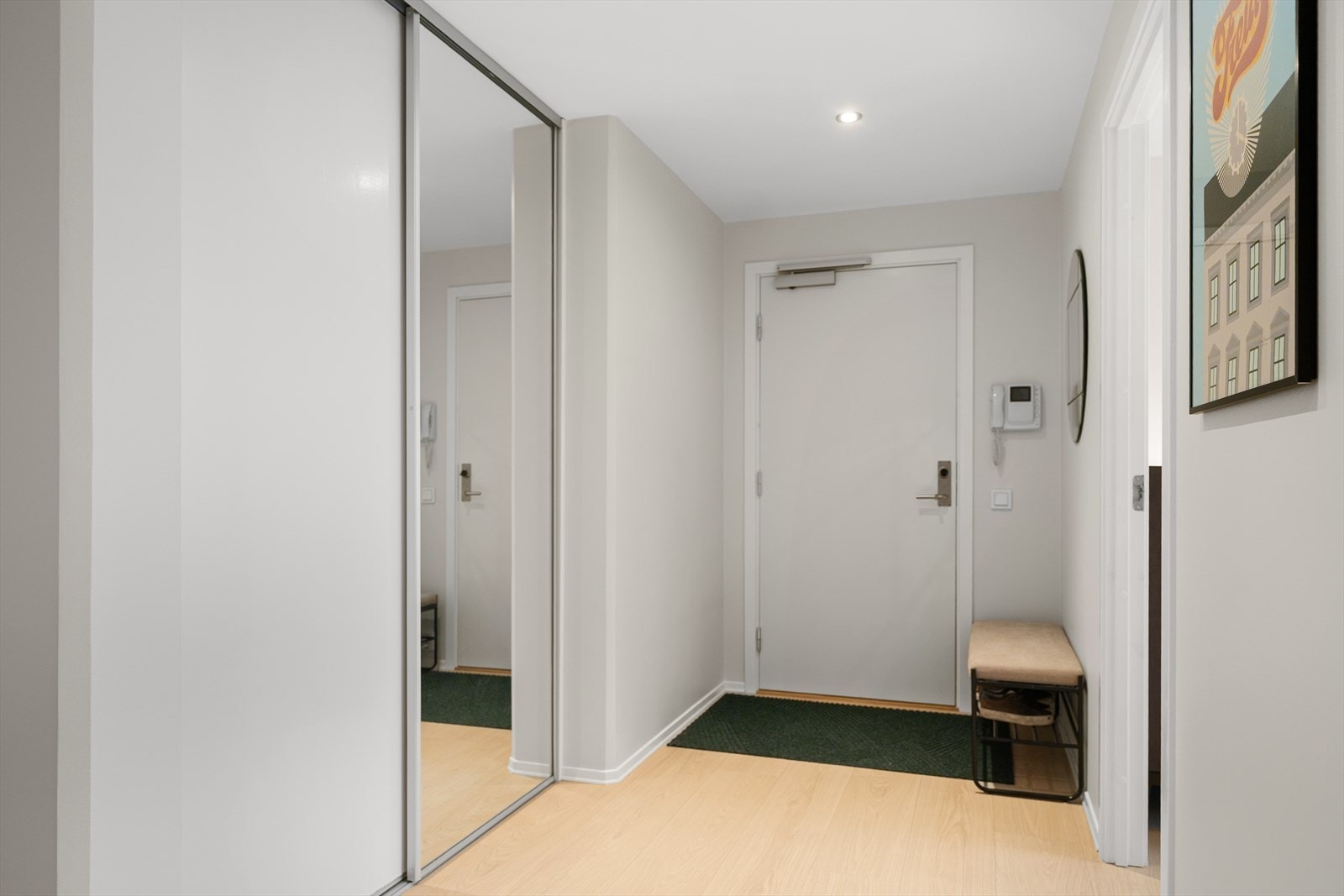 Praktisk takhøyt garderobeskap med plass til oppheng av ytterjakker og sko. Det er montert porttelefon. Galleribilde