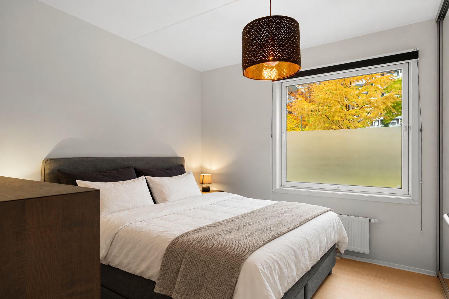 Romslig hovedsoverom med god plass til dobbeltseng, nattbord og øvrig ønsket møblement. Galleribilde