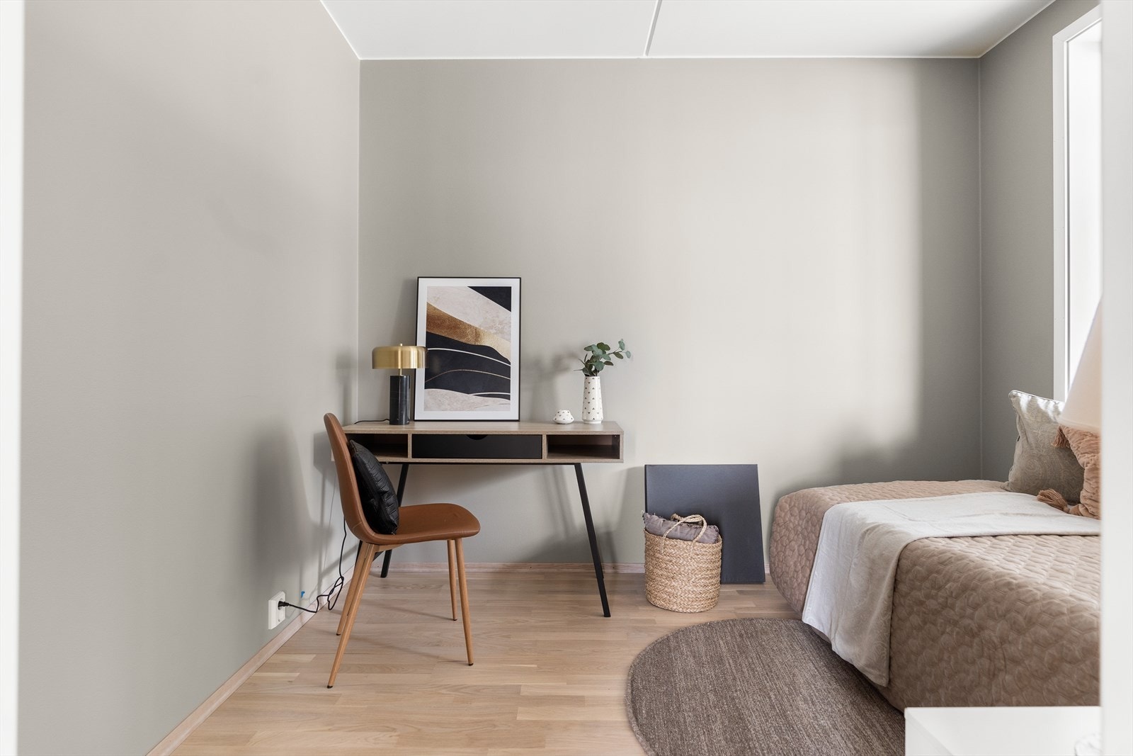 God plass til seng, garderobe, kontorløsning eller lignende. Galleribilde