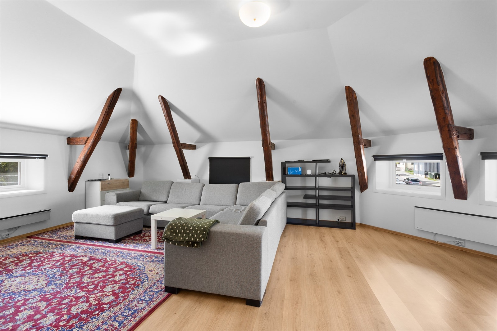 Åpen kjøkken- og stueløsning med sofaområde Galleribilde