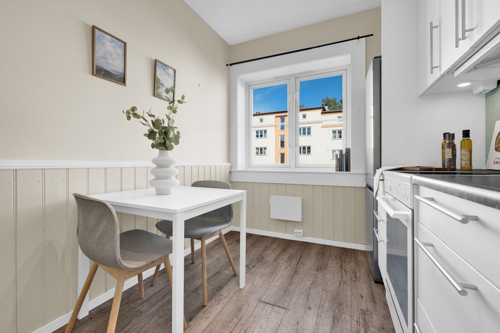 Kjøkkenet har en hyggelig spiseplass ved vinduet hvor en kan nyte morgenkaffen med utsikt ut mot bakgården. Galleribilde