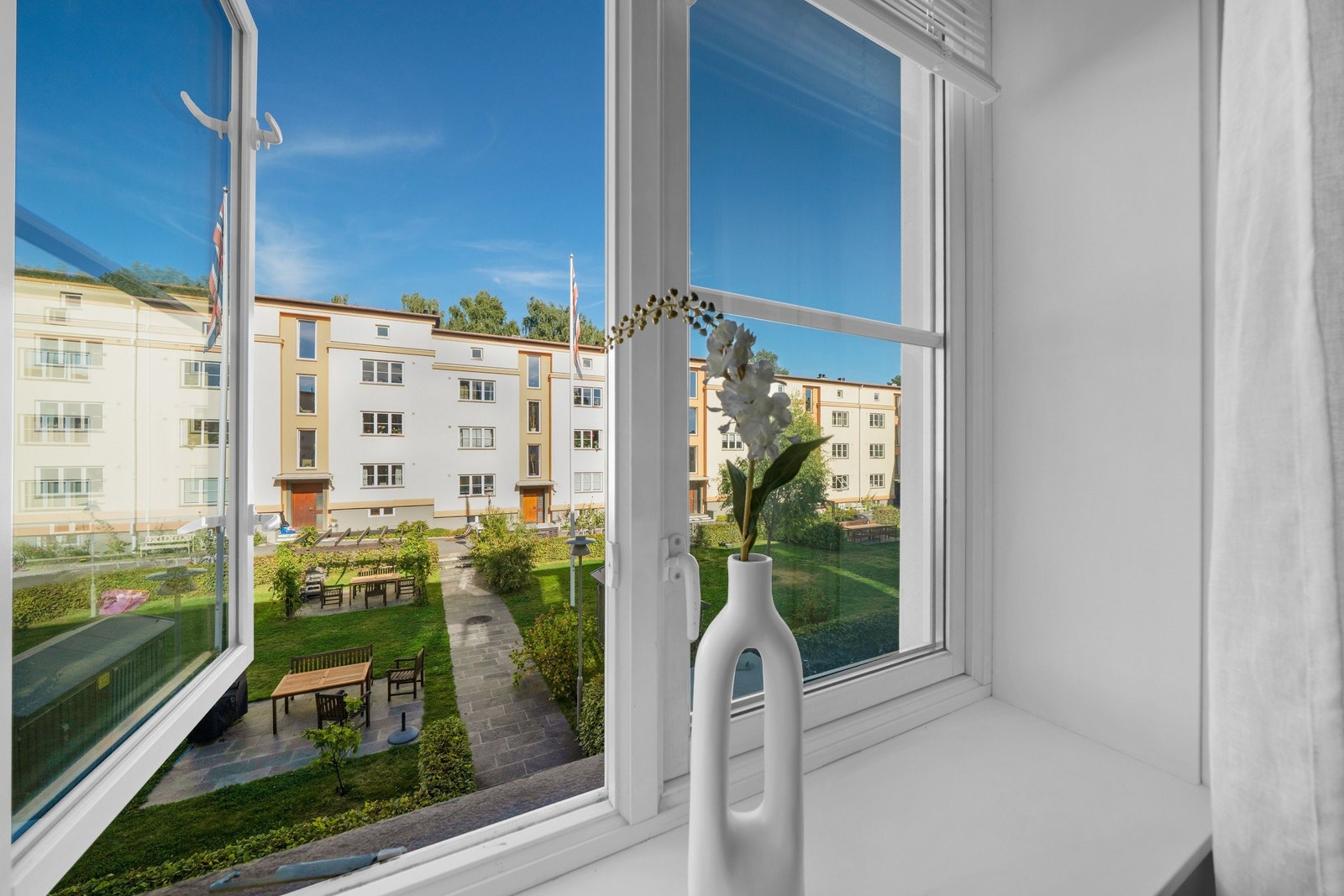 Utsikt fra soverommet til bakgården. Galleribilde