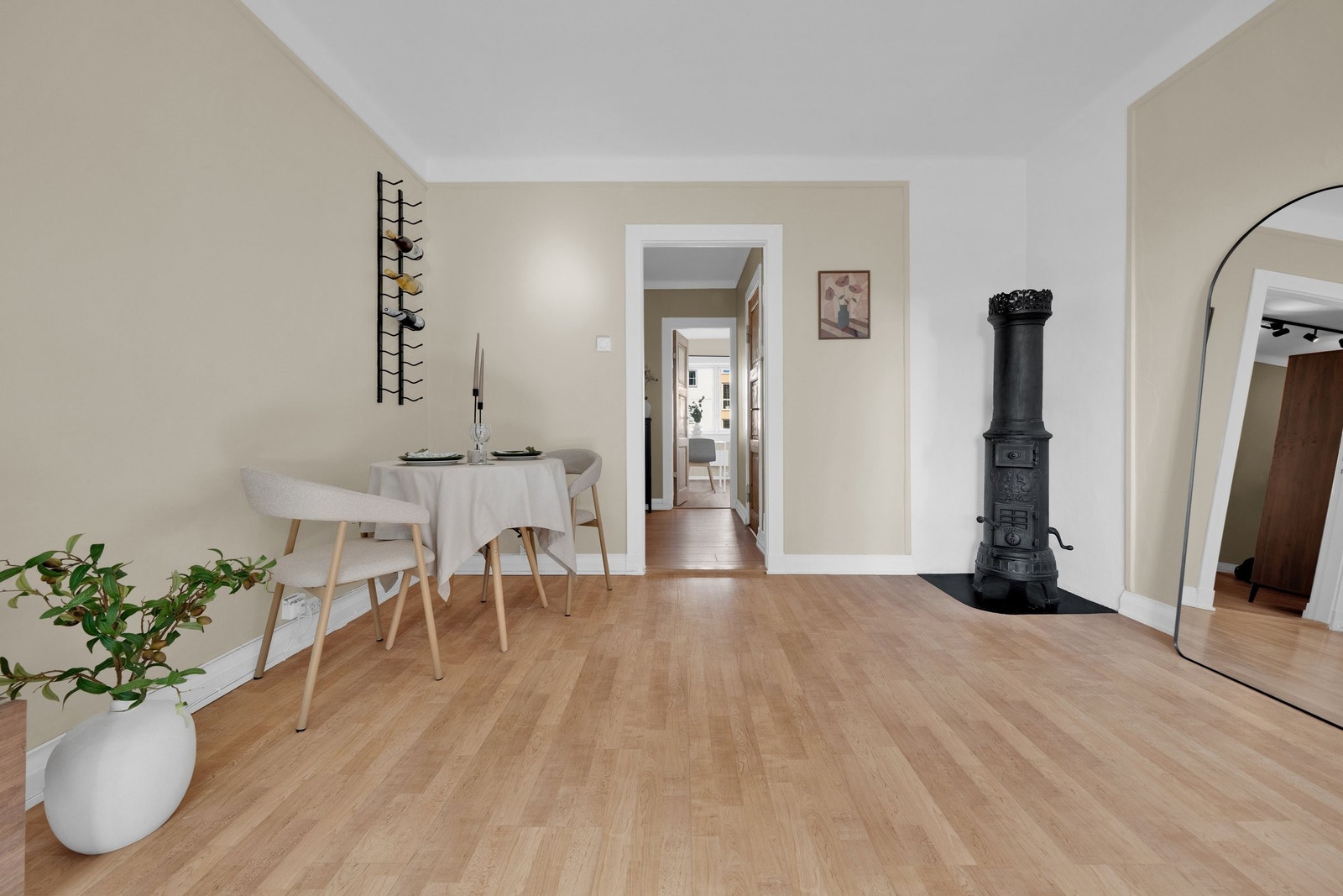 Spisestueplassen passer perfekt til hyggelige måltider med familie og venner. Galleribilde