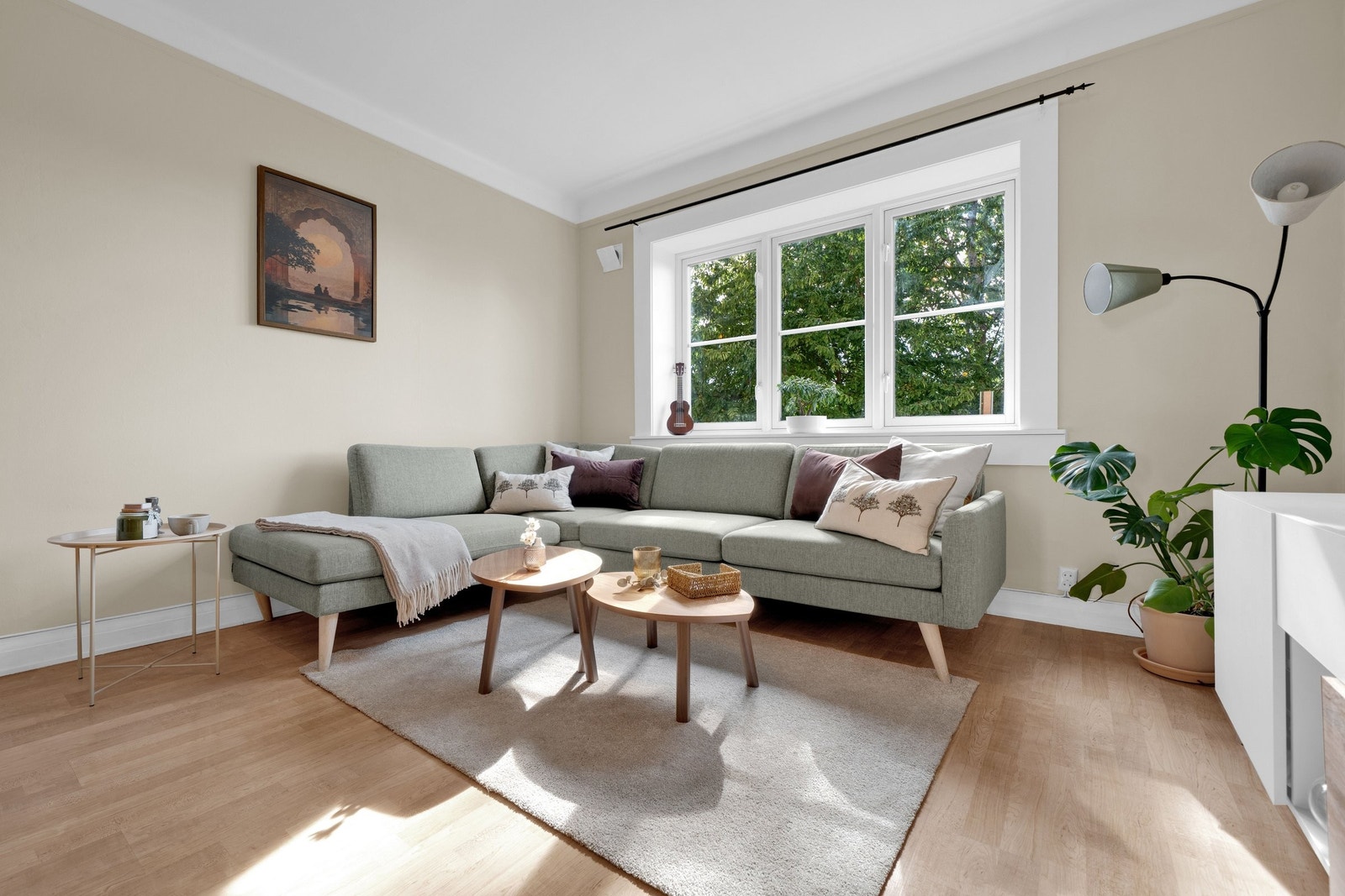Store vinduer gir rommet en fantastisk lys og luftig følelse, mens kveldssolen omfavner stuen i et varmt og behagelig skjær mot slutten av dagen. Galleribilde